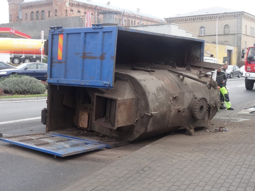 Skrzyżowanie Łódzkiej i Warszawskiej w Kaliszu znów zablokowane przez przewróconą ciężarówkę