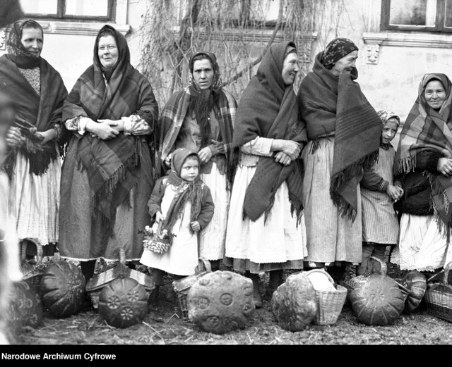 Grupa kobiet z dziećmi z koszami ze święconką przed dworem – 1937