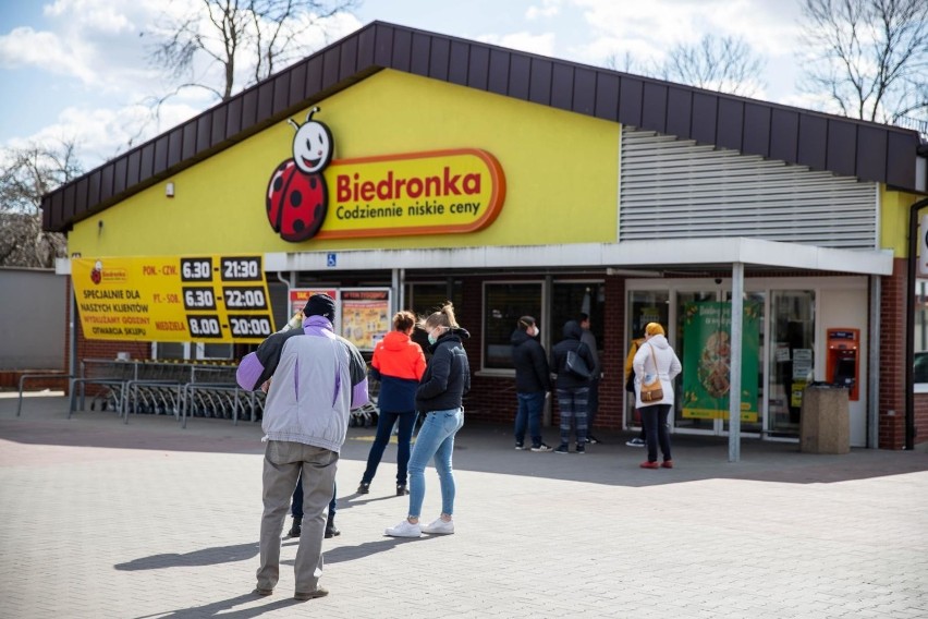 Sieć Biedronka rozszerza liczbę sklepów, które są otwarte...