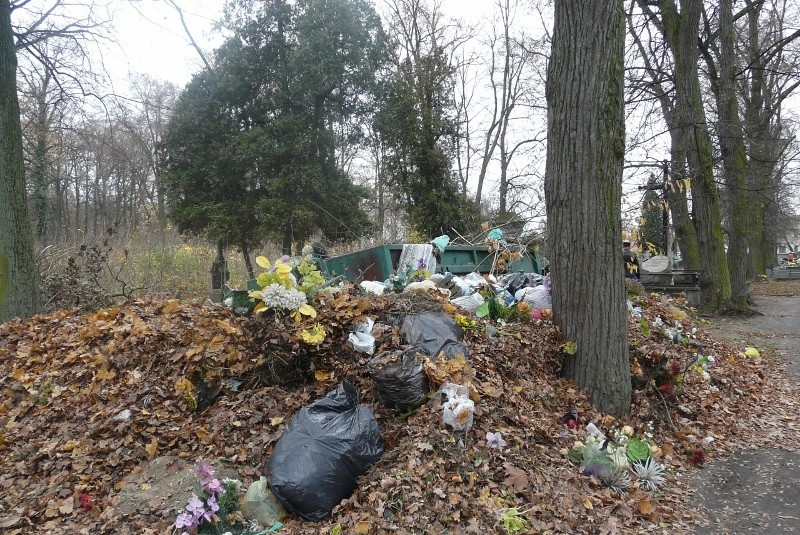 Góry śmieci na cmentarzu ewangelickim w Tomaszowie