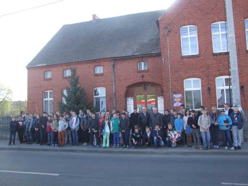 Uczniowie z Budzynia uczcili pamięć ofiar Gór Morzewskich. Zorganizowali marsz! [ZDJĘCIA]