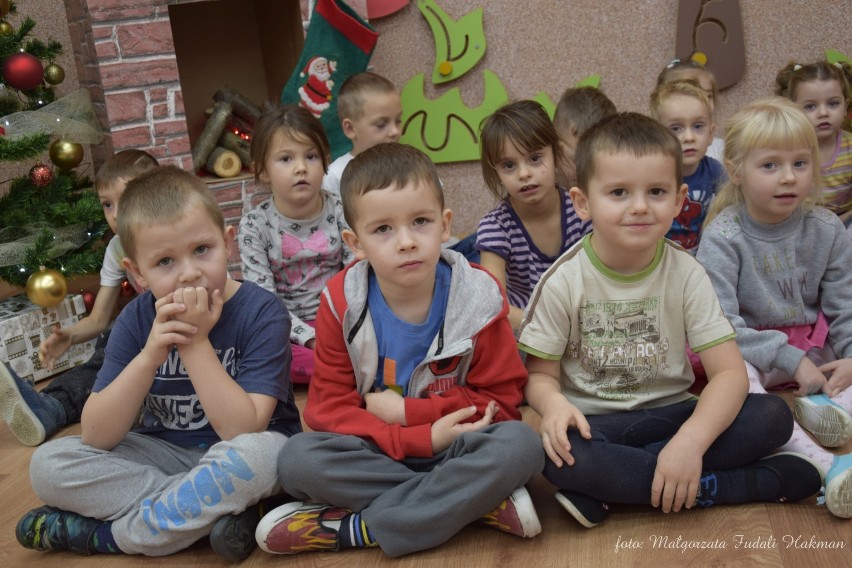 Uczniowie "Katolika" kolędowali w przedszkolach. Pachniało świętami i pierniczkami [ZDJĘCIA,WIDEO]