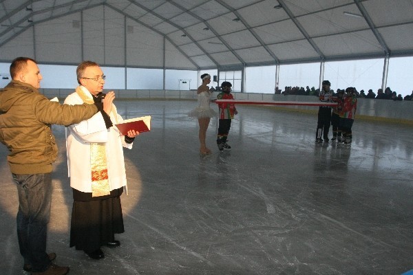 Otwarcie sztucznego lodowiska w Chełmcu [ZDJĘCIA]