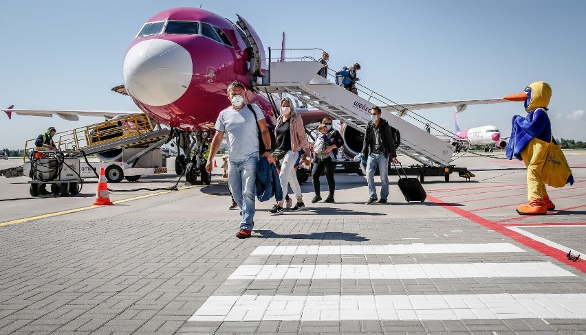 Wizz Air zawiesza loty z Polski. Powód? "Słaby wynik akcji szczepień" 