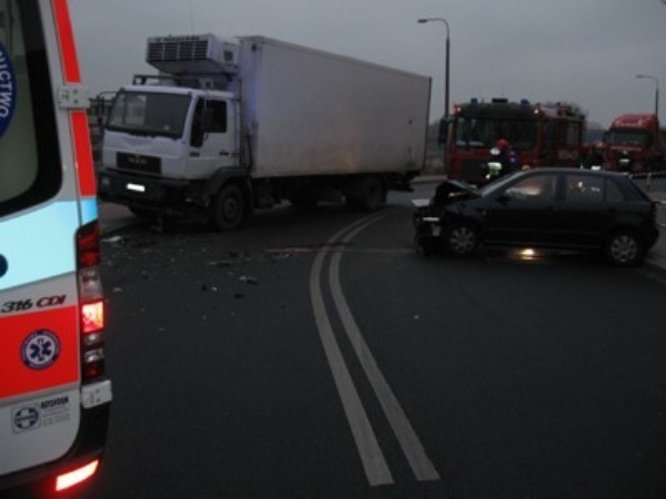 Wypadek we Wrześni. Skoda Fabia zderzyła się z ciężarówką