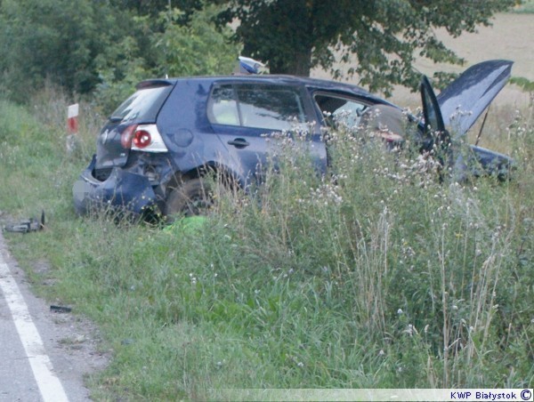 Dyżurny sokólskiej policji otrzymał informację o wypadku drogowym w pobliżu miejscowości Kraśniany. Ze wstępnych policyjnych ustaleń wynika, że 45-letni kierowca golfa najprawdopodobniej wyjeżdżając z łuku drogi stracił panowanie nad pojazdem w wyniku czego zjechał na pobocze drogi i dachował.