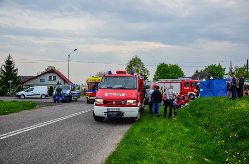 Strażacy w akcji: Trzy osoby ranne po wypadku na skrzyżowaniu w Żerkowie [ZDJĘCIA]