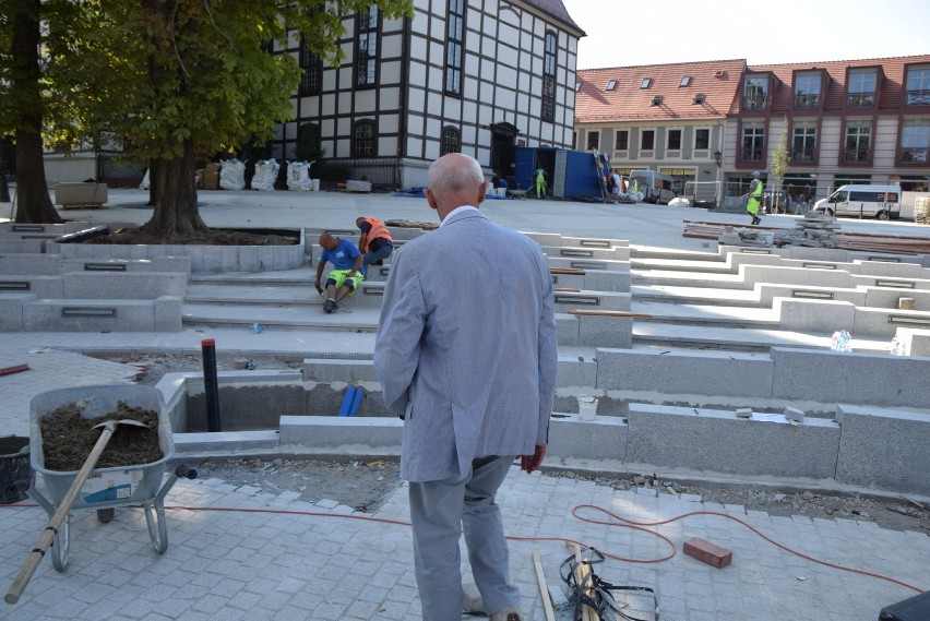 Ostatnie prace na placu przy Filharmonii Zielonogórskiej