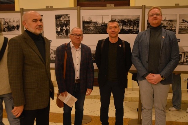 Profesor Grzegorz Miernik, Krzysztof Zemeła, doktor Piotr Kardyś i Marcin Janakowski dyskutowali o dziejach Skarżyska - Kamiennej.