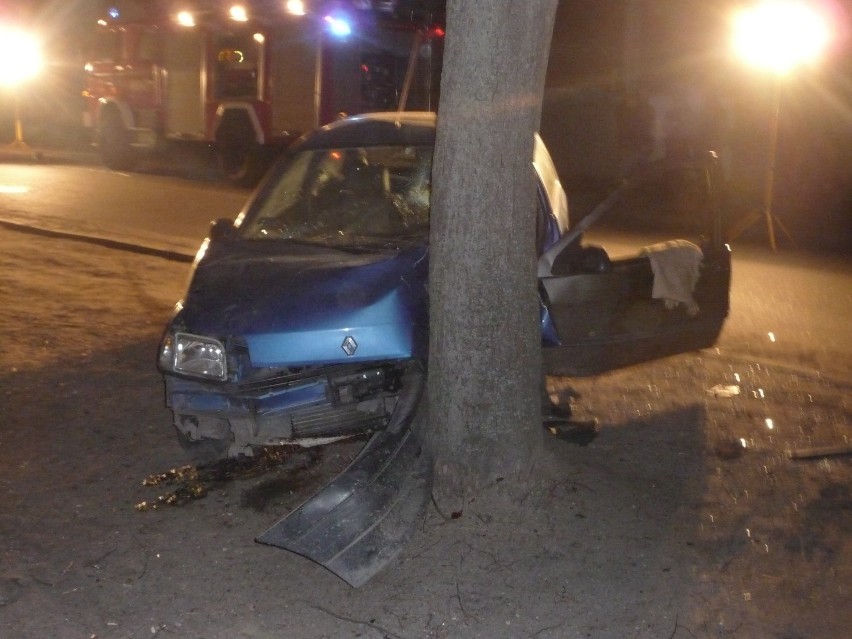 Blisko trzy promile w organizmie miał kierowca, który uderzył w Głodnie w drzewo