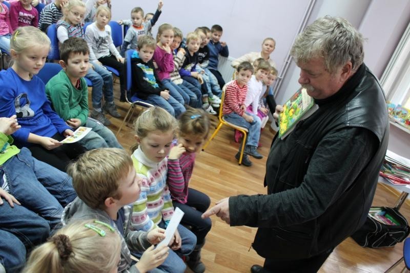 Kępińska biblioteka pełna dzieci. Najmłodsi spotkali się z pisarzem Wiesławem Drabikiem. ZDJĘCIA