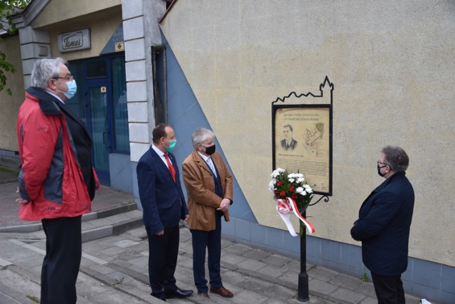 Śremscy działacze Nowej Lewicy/SLD oddali hołd zmarłym kolegom i zasłużonym mieszkańcom