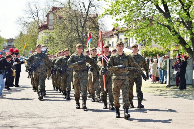 Uroczystość na Placu Bartosza Głowackiego w Tarnobrzegu z udziałem rodziny patrona, honorowych gości i orkiestry dętej zgromadziła wielu mieszkańców