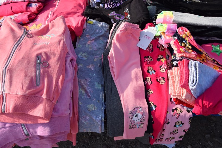 Dresy, spodnie, sweterki dla dzieci można kupić na giełdzie samochodowej na Załężu w Rzeszowie [ZDJĘCIA]