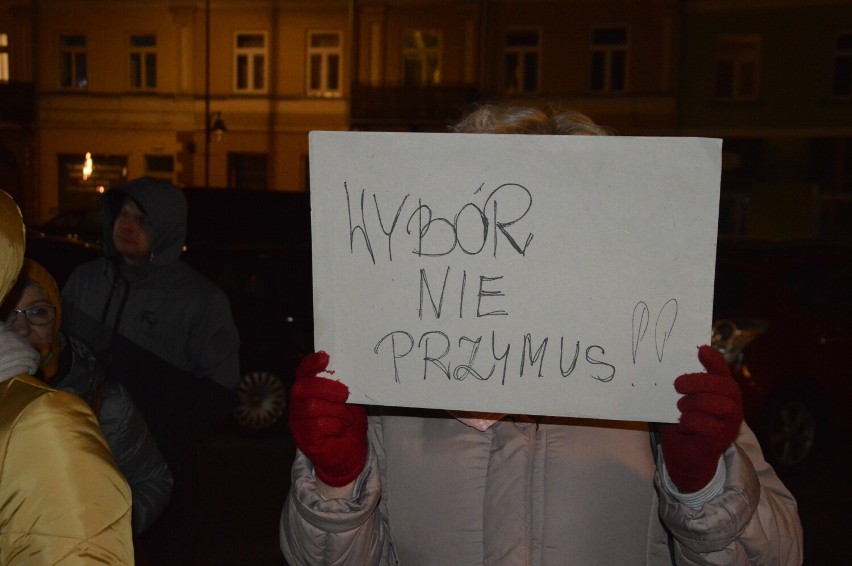 Protest mieszkańców Zduńskiej Woli w sprawie szczepień...