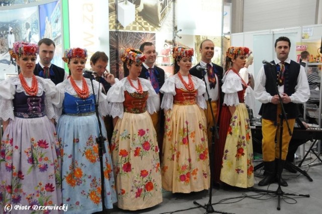 Prezentacjom towarzyszą m.in. występy lokalnych zespoł&oacute;w muzyczych. Fot. Piotr Drzewiecki