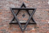 Nazistowskie symbole na Pomniku Pamięci Żydów w Częstochowie. Policja bada okoliczności dewastacji