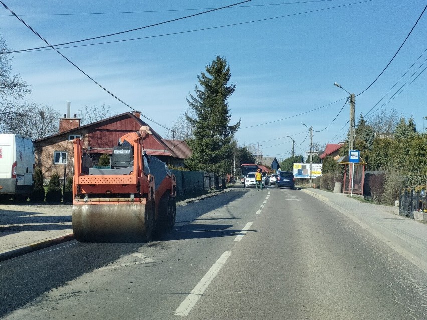 Olbrzymie korki na ul. Kwiatkowskiego w Rzeszowie. Trwa naprawa nawierzchni [ZDJĘCIA]