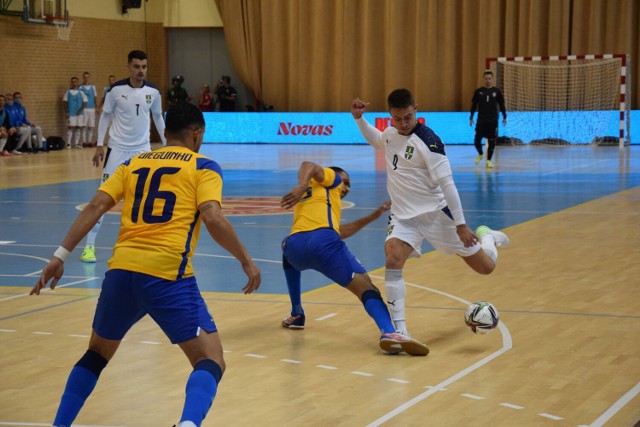 Brazylijczycy (żółte koszulki) pokonali ww Świeciu towarzyskim meczu futsalu reprezentację Serbii 4:3