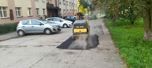 Prace naprawcze jezdni wykonywane są w różnych częściach miasta, między innymi ul. E. Plater i ul. Promienna.