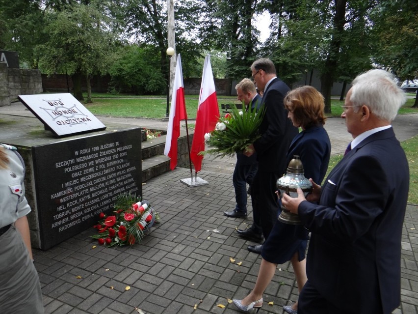 Radomsko: Kwiaty w 78. rocznicę wybuchu II wojny światowej