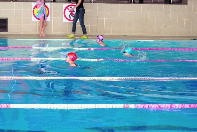 Pływackie treningi pod okiem doświadczonych trenerów MOSiR Myszków prznoszą już pierwsze efekty