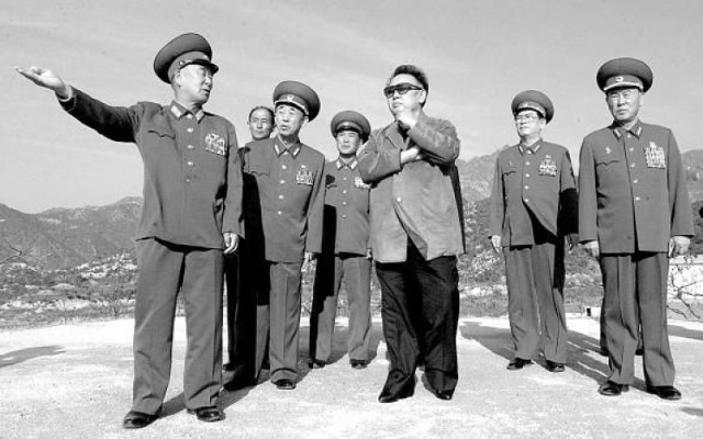 Wierząc oficjalnym zapewnieniom władz w Phenianie, Kim Dzong Il zmarł w sobotę na zawał serca spowodowany &quot;wielkim psychicznym i fizycznym obciążeniem&quot;. Zmarły dyktator rządził Koreą Północną przez blisko dwie dekady. W chwili śmierci miał 69 la
