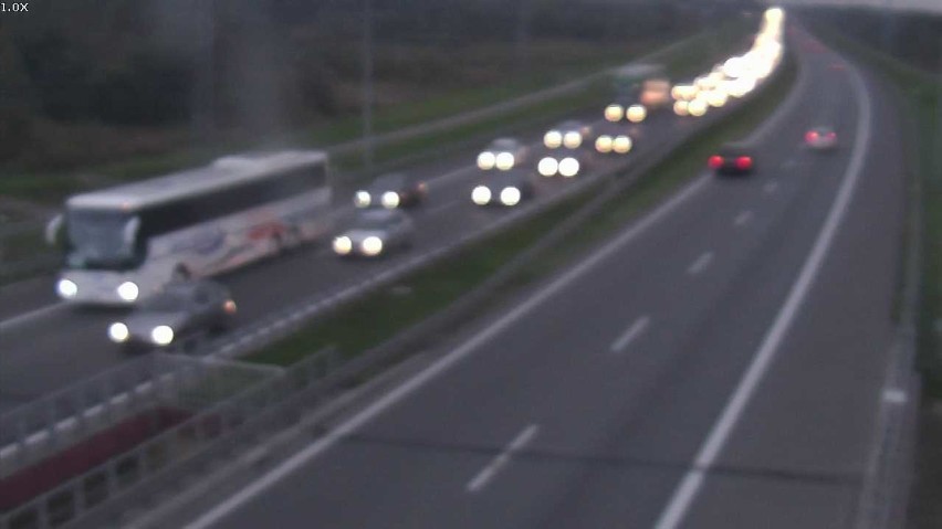 Zderzenie busa i dwóch samochodów osobowych na autostradzie A4