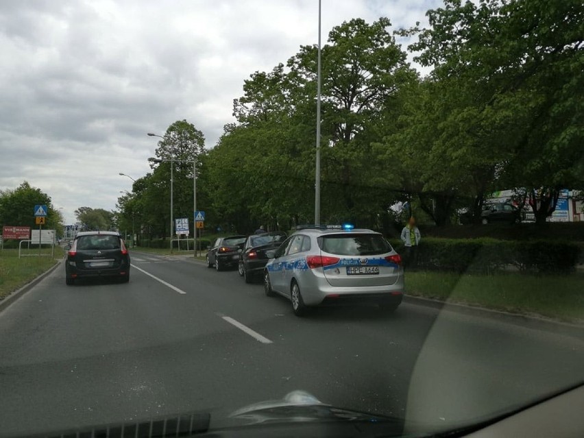 Opel i alfa romeo zderzyły się w poniedziałek, 6 maja, na...