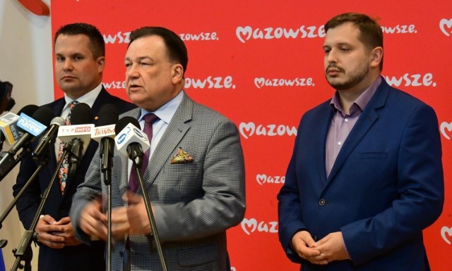 Najbardziej zagrożony utratą stanowiska, w razie podziału województwa, jest obecny marszałek Mazowsza Adam Struzik (w środku).
