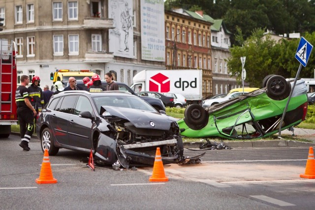 Plac Poznański (na zdjęciu wypadek i dachwanie z 2015 roku) w Bydgoszczy to miejsce, w którym bardzo często dochodzi do wypadków i innych zdarzeń drogowych. 26 lutego w tym miejscu doszło do zderzenia dwóch samochodów osobowych, a w wyniku wypadku poszkodowane zostało dziecko, które odwieziono do szpitala.