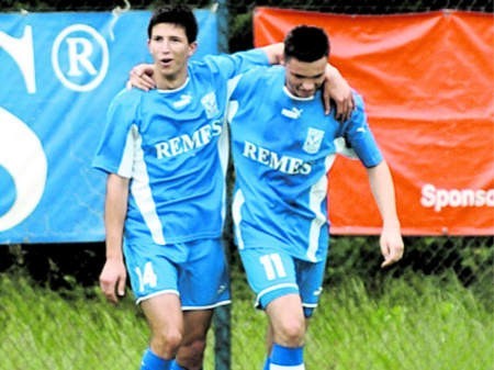 Bułgar Iljan Micanski (z lewej) miał powody do zadowolenia, bo ekipie z Koronowa strzelił aż sześć bramek - FOT. ROMUAlD KRÓLAK