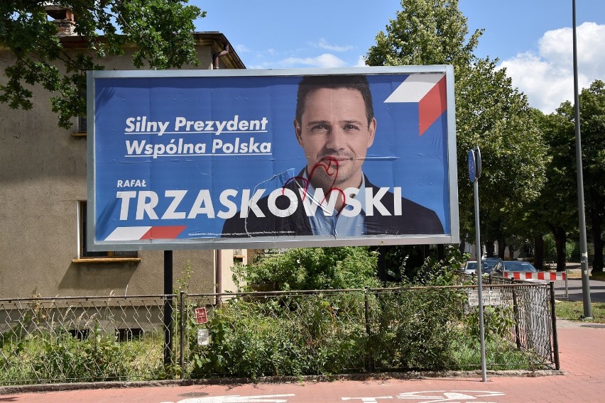 Wybory 2020 w Chodzieży: Wulgarne rysunki na plakatach Rafała Trzaskowskiego [ZDJĘCIA]