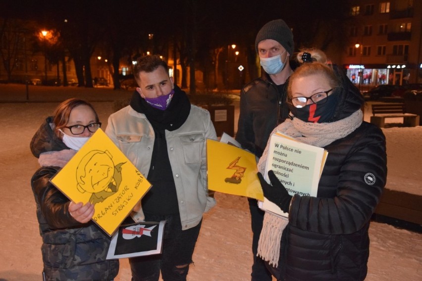 Kilkanaście osób protestowało w Lęborku przeciwko decyzji TK o ograniczeniu prawa do aborcji 