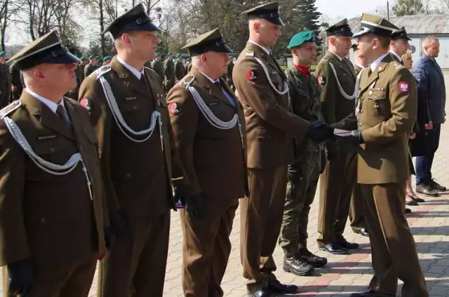 Dowódca 3BDM w Chełmnie, ppłk Piotr Kranz, wręczył żołnierzom i pracownikom resortu obrony narodowej pamiątkowe odznaki