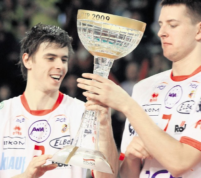 Tak Mariusz Wlazły i Bartosz Kurek cieszyli się z Pucharu Polski w 2009 roku w Kielcach