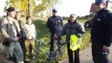 Policjanci i harcerze rozdają kamizelki rowerzystom