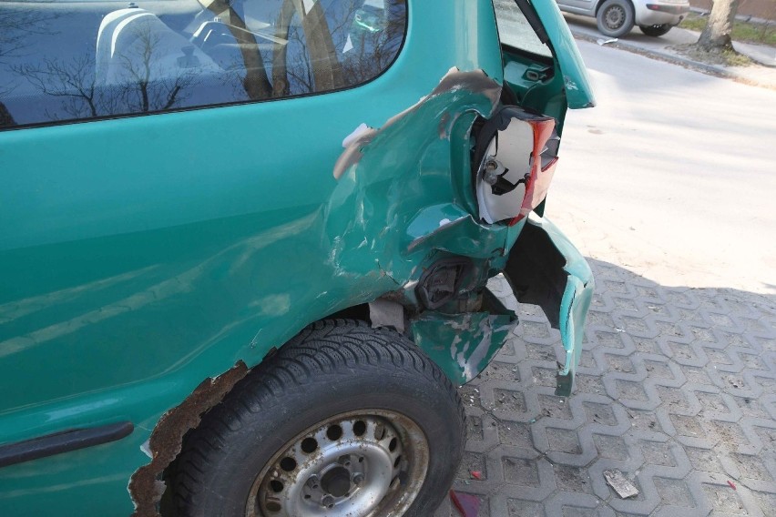 Trzy auta zderzyły się przy Wiśniowej w Kielcach. Duże zniszczenia (WIDEO, ZDJĘCIA)