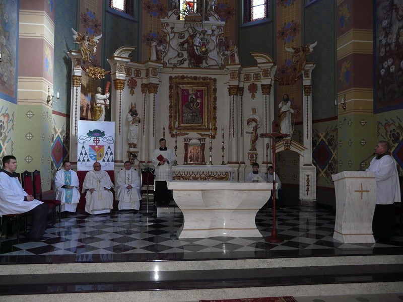 Konsekracji ołtarza w kościele w Małyniu dokonał ks. bp...