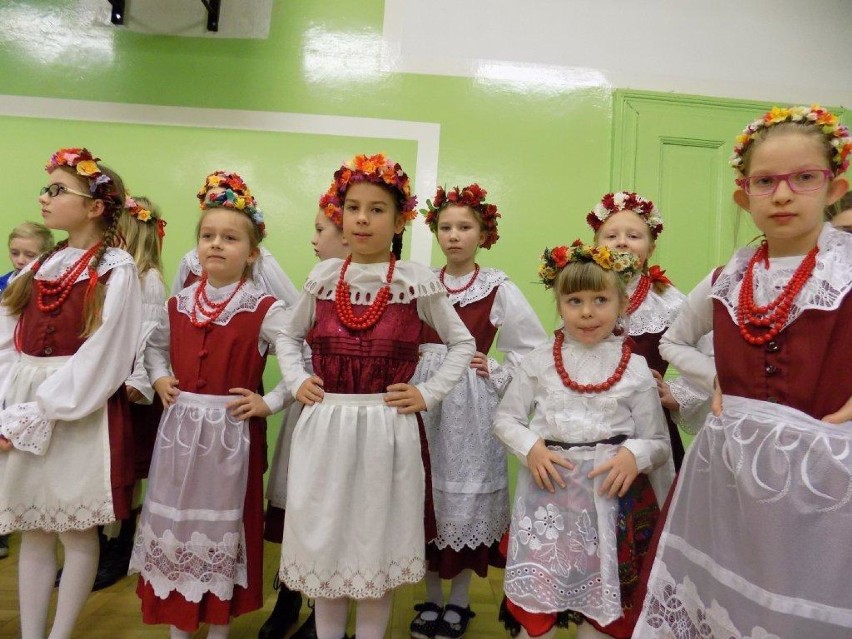 "To i owo na ludowo" - podsumowanie warsztatów tańca ludowego wśród dzieci z przedszkola i szkoły w Kuczkowie