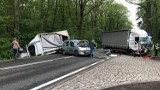 Karambol na DK11 pomiędzy Olesnem a Kluczborkiem. Zderzyło się sześć samochodów w tym dwa ciężarowe. Jedna osoba jest ranna