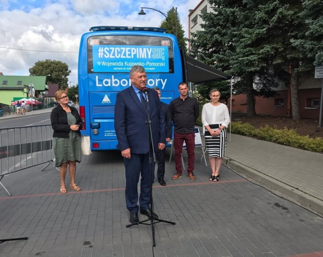 Przed Urzędem Gminy Cekcyn odbyła się konferencja prasowa inaugurująca trasę szczepionkobusa po powiecie tucholskim