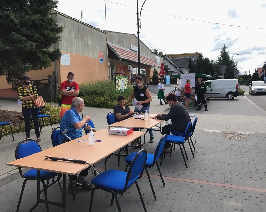 Przed Urzędem Gminy Cekcyn odbyła się konferencja prasowa...