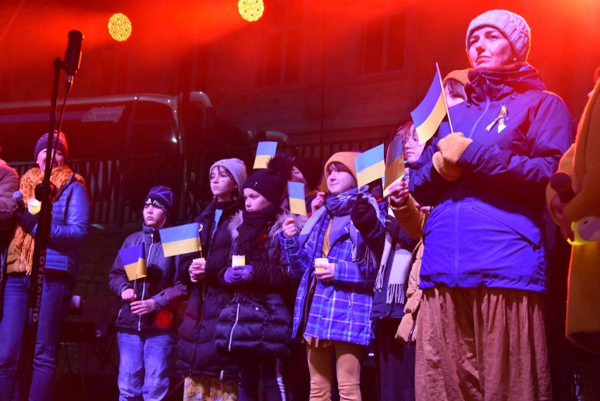 Gorlice. Demonstracja poparcia oraz koncert artystów z powiatu dla Ukrainy. Musicalowe "Uciekali" wybrzmiało szczególnie