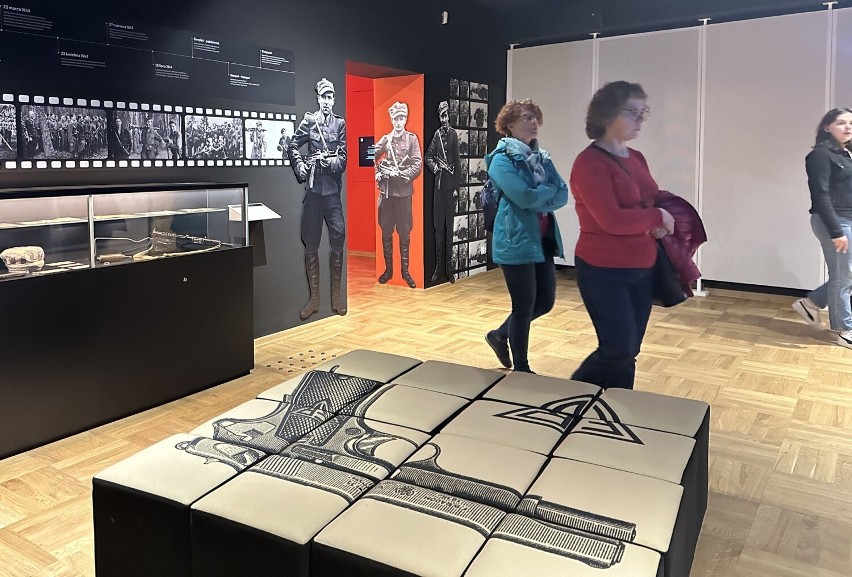 Uczestnicy Nocy Muzeów zwiedzali wystawę "Artystyczny powrót do przeszłości" w Muzeum Historii Radomia. Zobacz zdjęcia