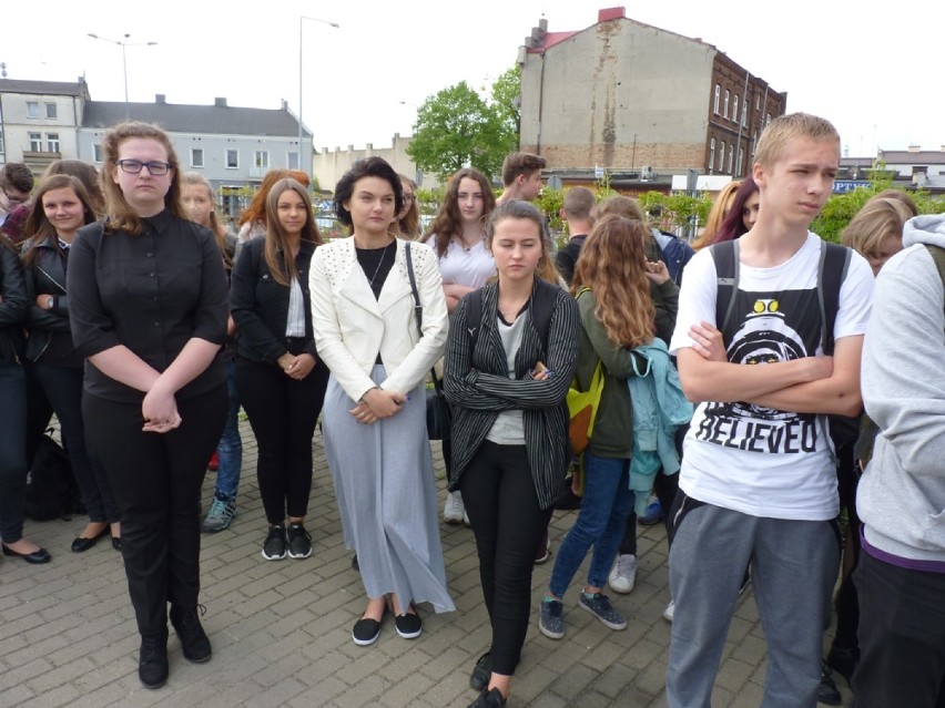 Maturzyści „ekonomika” w Radomsku zakończyli szkołę i opuścili szkolne mury (2018) [ZDJĘCIA]