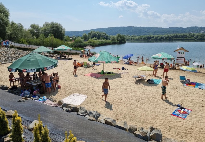 Żar leje się z nieba. Mieszkańcy Przemyśla relaksują się na Plaży Ostrów [ZDJĘCIA]