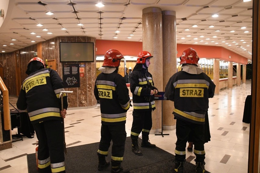 Strażacka akcja w Kieleckim Centrum Kultury. Czy budynek jest bezpieczny? [ZDJĘCIA, WIDEO]