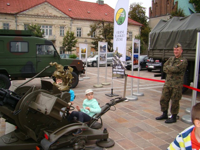 Do udziału w zlocie został zaproszony 34. Śląski Dywizjon Rakietowy Obrony Powietrznej z Bytomia, który zaprezentuje działka przeciwlotnicze. Swoje miejsce będzie miała także 11. Małopolska Brygada Obrony Terytorialnej oraz 8. Baza Lotnictwa Transportowego z Krakowa. Na stoiskach będzie można przymierzyć elementy wyposażenia i umundurowania żołnierzy. Dużą atrakcją będzie przygotowana przez Muzeum Sił Powietrznych w Dęblinie strefa edukacyjna oraz wystawa „100 lecie polskiego lotnictwa wojskowego”. Jedną z atrakcji będzie fotel współczesnego samolotu wojskowego, w którym każdy poczuje się jak prawdziwy pilot.