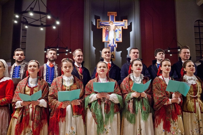 Koncert kolęd i pastorałek Studenckiego Zespołu Pieśni i Tańca "Połoniny" w kościele o. Dominikanów w Rzeszowie [ZDJĘCIA]